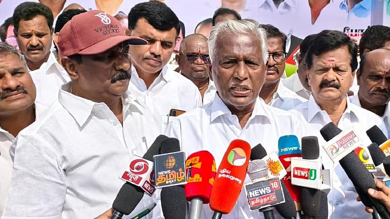 எந்த சூழ்நிலையிலும் முதல்வரோ, அவரது அலுவலகத்தில் இருந்தோ யாரும் எடப்பாடி பழனிசாமியை சந்திக்க நேரம் கேட்கவில்லை - கே.பி.முனுசாமி மறுப்பு!!